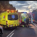 Ambulancia y vehículo de la Guardia Civil en el lugar de un accidente de tráfico en una carretera