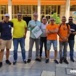 Fotografía de un grupo de representantes de PLATESA posando ante un edificio público en Córdoba.