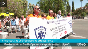 Captura de un informativo de televisión sobre la manifestación de los técnicos de emergencias en Sevilla por un transporte sanitario digno, con una pancarta de PLATESA.