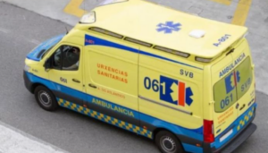Ambulancia amarilla de urgencias sanitarias 061 de soporte vital básico en la vía pública