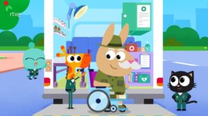 Fotograma de una serie de animacion infantil de RTVE con personajes (jirafa, conejo en silla de ruedas y gato) caracterizados de personal sanitario junto a una ambulancia